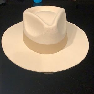 Teressa Foglia x Curateur Lynn Hat